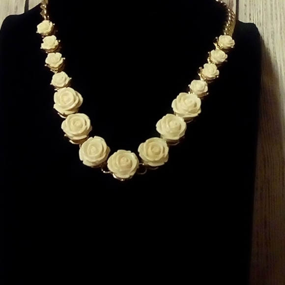 Necklace with little white roses and goldtone - Picture 2 of 3